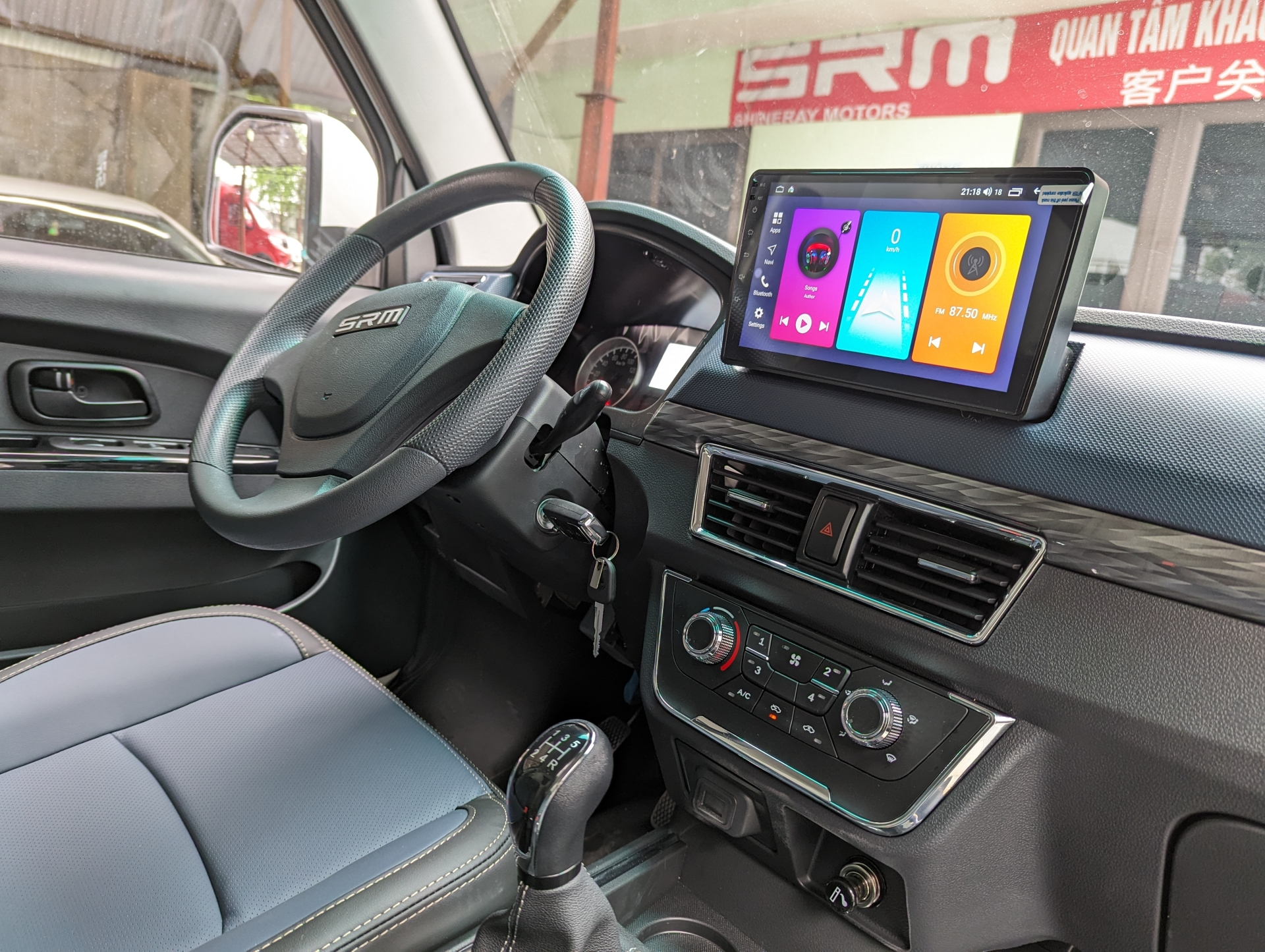 Nội thất xe tải SRM T20a thùng mui bạt