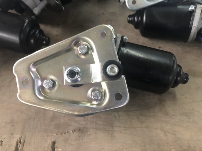 Motor gạt nước xe tải Dongben chính hãng giúp làm sạch kính nhanh chóng